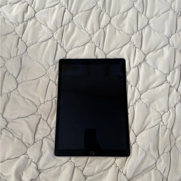 iPad Pro 12.9 Inch 2nd Generation. Excellent Condition - Picture 3 of 6